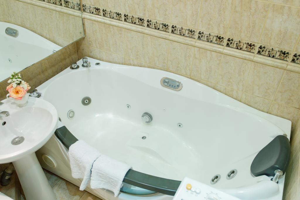 Studio De Luxe With Jacuzzi Sumy Exterior photo